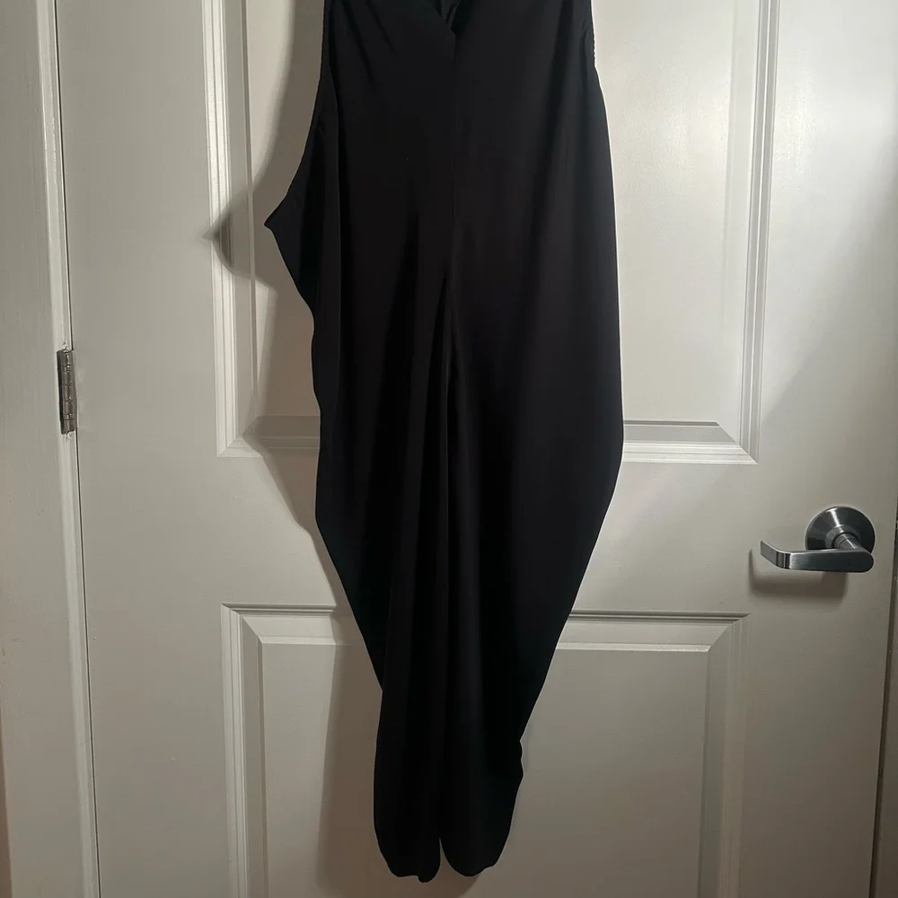 Elegant Black Sleeveless Blouse - Picture 2 of 5